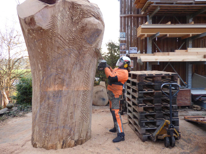 Eichenstamm satt für Bienen, Erzengel Michael harrt seiner Befreiung aus dem Holz. Werkstatt für Figurenbeuten