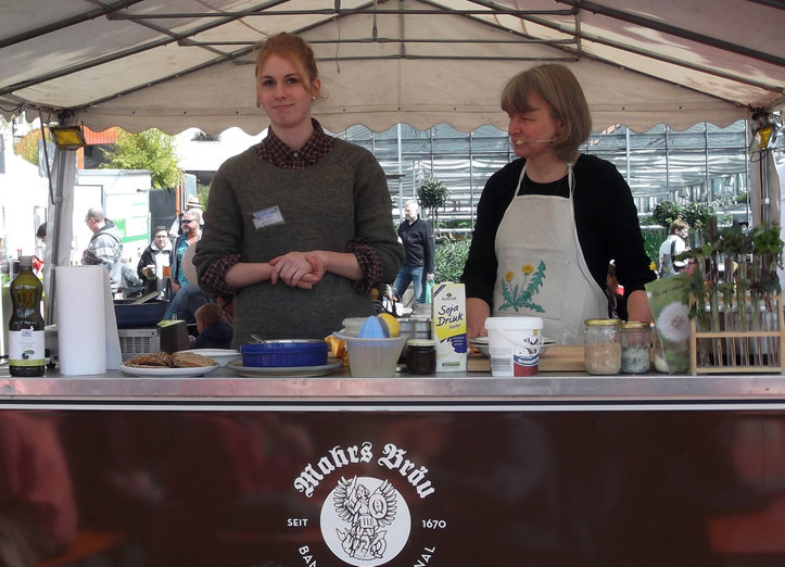 Unsere vegane Wildkräuter-Kochshow - was bin ich doch für ein Entertainer ;-).