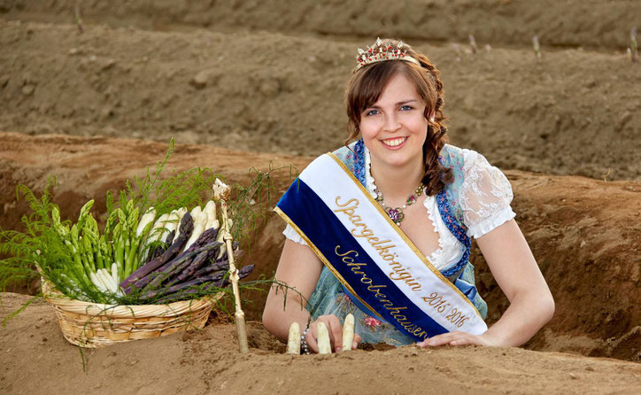Королева спаржи Мартина II (credits: Spargelerzeugerverband Südbayern e.V.)