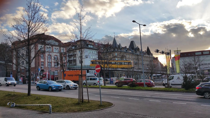 Мост, с которого стартует поезд, многократно перестраивался, но неизменными остаются автомобили Штутгарта, которые проезжают под ним и не меняют картины 133 года.