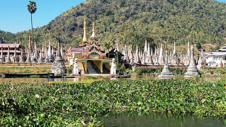 Pagode et stupas sur le lac