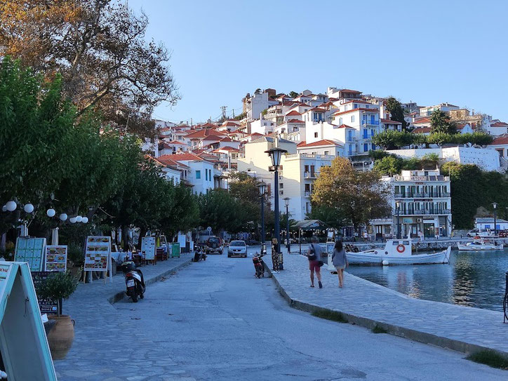 Le port et le village de Skopelos en fin d'après-midi