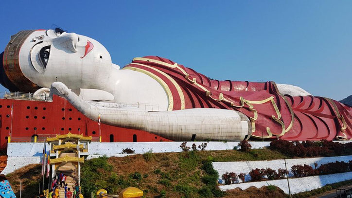 Le fameux bouddha couché (180 m sur 50 !), une horreur ! 