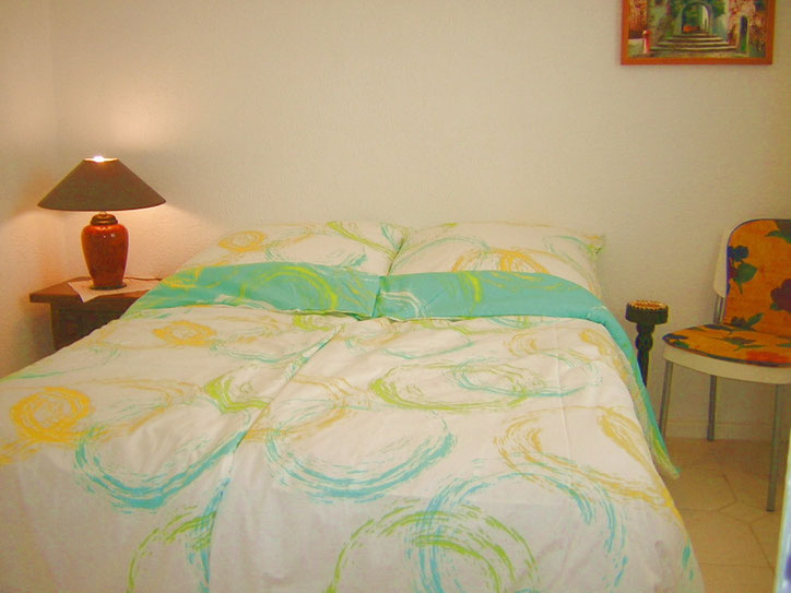 2.Schlafzimmer mit Doppelbett und Kleiderschrank 