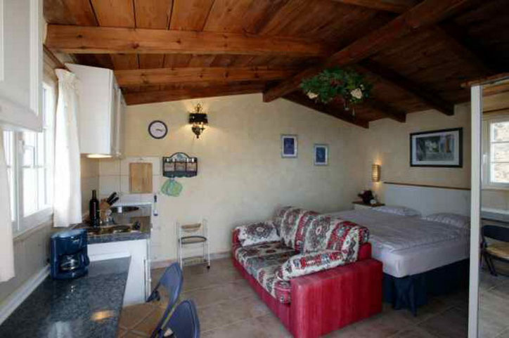 Wohnzimmer mit Doppelbett im Ferienhaus auf der Finca in Guia de Isora auf Tenerife