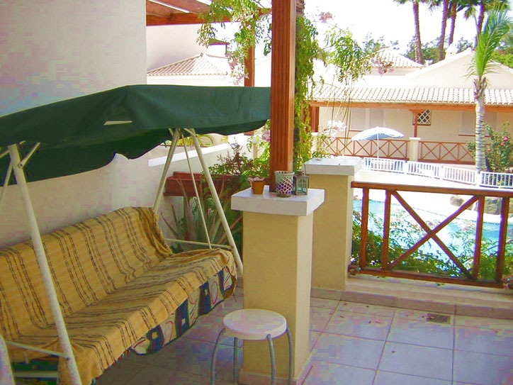 Die Terrasse vor dem Wohnzimmer ist mit einer Hollywoodschaukel, Gartentisch und Stühle sowie Sonnenliegen ausgestattet, gepflegte Anlage mit Pool