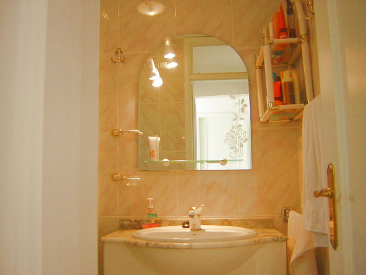 2.elegantes Bad mit Dusche und WC 