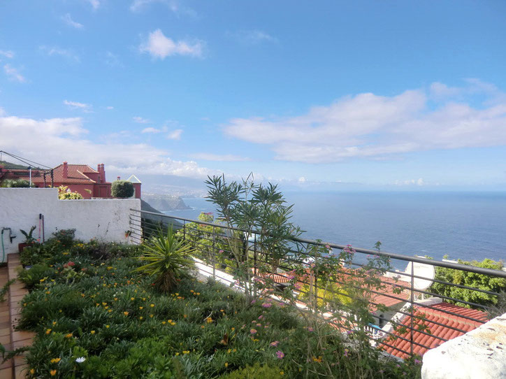 Blick von der Terrasse des Ferienhauses auf das Meer und die Nordküste von Teneriffa-