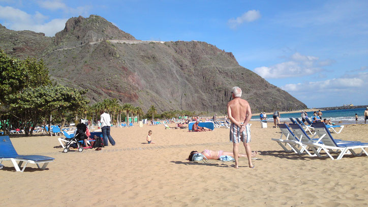 weisser Strand, Liegen, Berge und Meer was braucht man sonst zum Urlaub auf Teneriffa.