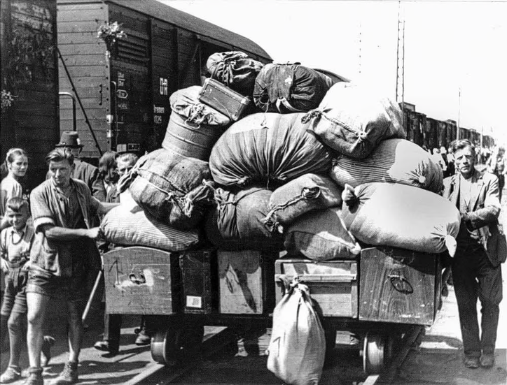 Deutschland, 1945: Vertriebene Sudetendeutsche treffen im bayerischen Durchgangslager Wiesau ein. Solche Lager gab es überall, um die Flut der Ankommenden zu kanalisieren. Quelle: MZ, dpa Lizenz