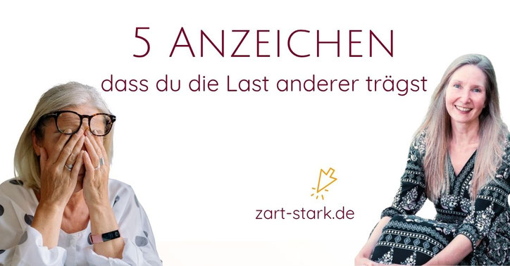 Frau, die sich erschöpft die Augen reibt