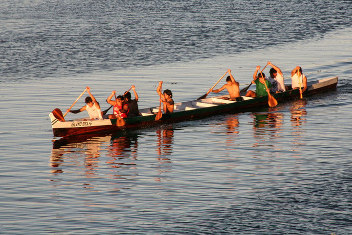 Im Abendlicht trainieren Einheimische die traditionelle Art des Kanu-Rennens auf dem Nanaimo River.