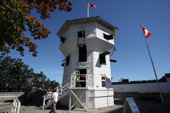 In Nanaimo ist die Bastion aus der Pelzhändlerzeit noch gut erhalten. Sie wurde 1853 von der Hudson Bay Company erbaut und beherbergt ein kleines Museum.