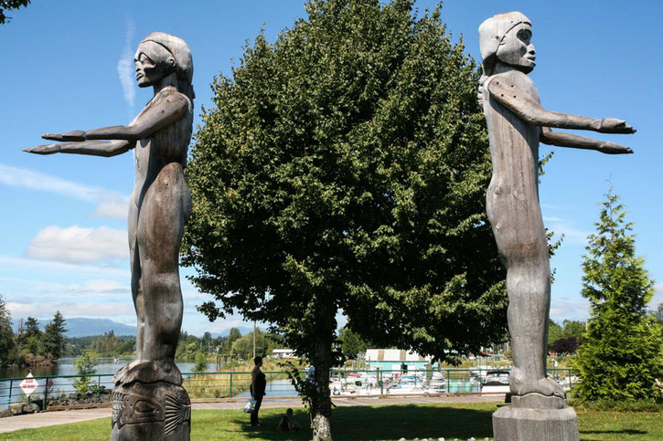 In Port Alberni sind Schnitzereien der Hupacasath-Indianer zu sehen, wie diese Willkommens-Statuen.