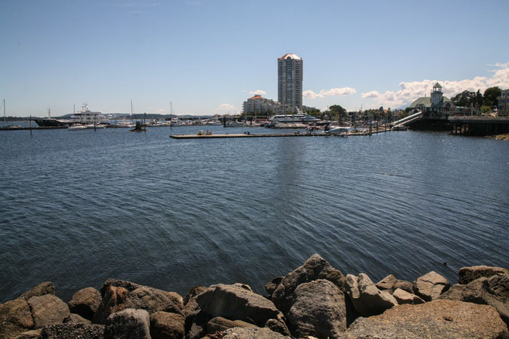 Nanaimo hat heute mehr als 80.000 Einwohner. Vom Hafen und der Wasserflugzeug-Pier führt eine Promenade zur Innenstadt.