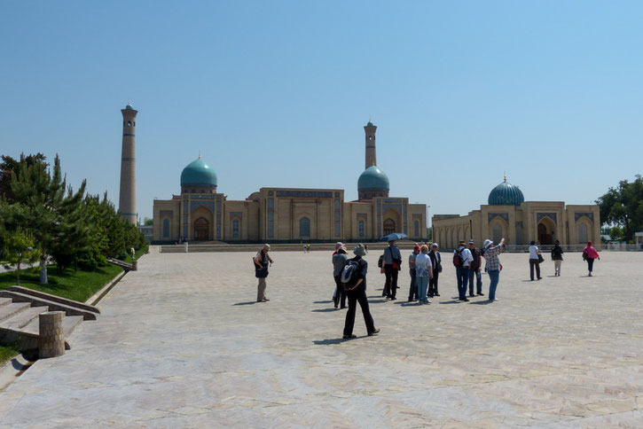 Der Hasrati Imam Komplex ist das religiöse Zentrum des Islam in Usbekistan. In der Medrese Mui Mubarak (rechts im Bild)  wird der Koran des Kalifen Omar aufbewahrt.