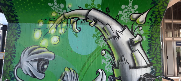 Futuristisch, Ideenreich, Rätselhaft diese Murals am Brückenpfeiler in Kupferdreh