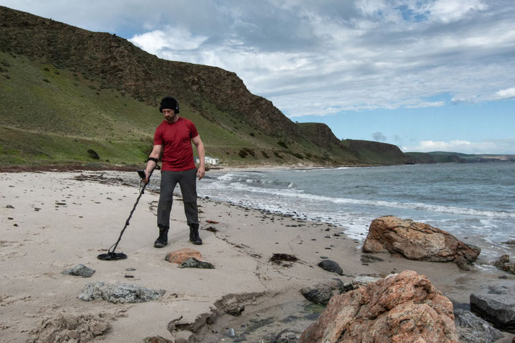 Sucher mit dem Metalldetektor Minelab Equinox 900