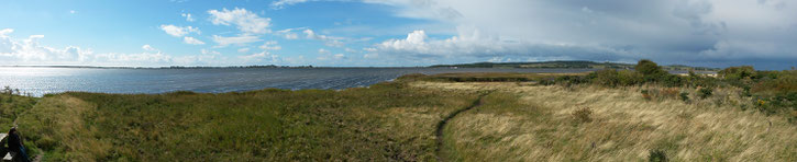 Anblick der Insel vom Bessin: rechts im Hintergrund der Leuchtturm und etwas weiter links auf dem Foto der geschichtsträchtige Ort Kloster (Foto anklicken)