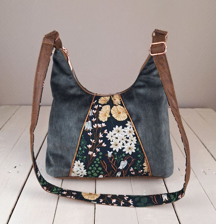 sac à bandoulière femme, thème nature forêt, hobo bag souple bohème, tissu vert foncé avec des fleurs, faux cuir camel, velours ras vert, fabrication artisanale française 