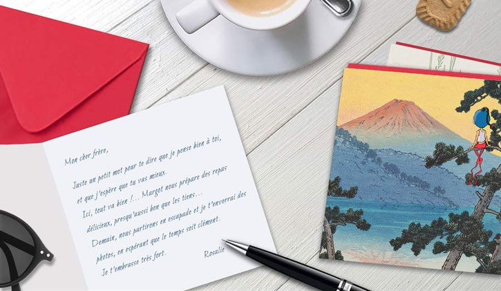 carte postale avec le Mont Fuji sur une table