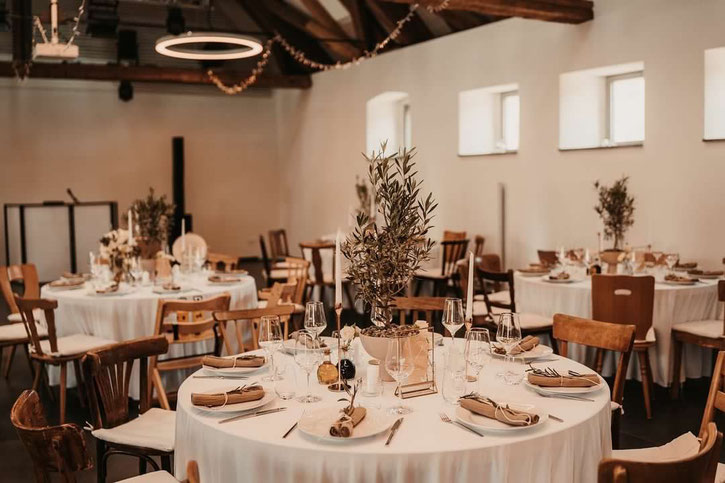 Mietequipment, Würzburg, Tisch, Stühle, Verleihservice, mieten, leihen, ausleihen, Hochzeit, freie Trauung, Aschaffenburg, Schweinfurt, Nürnberg, Rothenburg, Fulda, Event, Unterfranken, Franken,Bayern,Crossbackstuhl, runde Tische,Zelthochzeit,Banketttisch