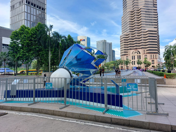 Aus Kula Lumpur schickte Holger vom dortigen Volkssport Badminton diesen Gruß:  Federball-Denkmal in der Hauptstadt