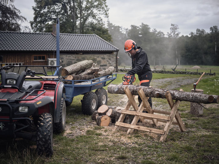 Kettensäge 340i Xp Versägt Baum am Holzständer