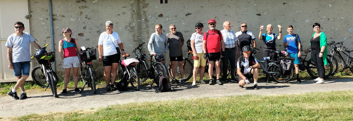 Les cyclistes avec la maire de Pargny-la-Dhuys Gaëlle Vaudé (au bout à droite).