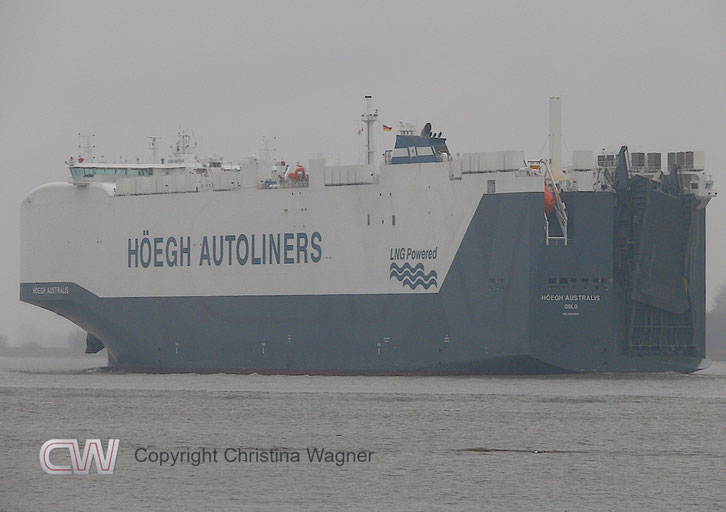 Die HÖEGH AUSTRALIS von achtern. Zuerkennen ist auch das Freifall-Rettungsboot.