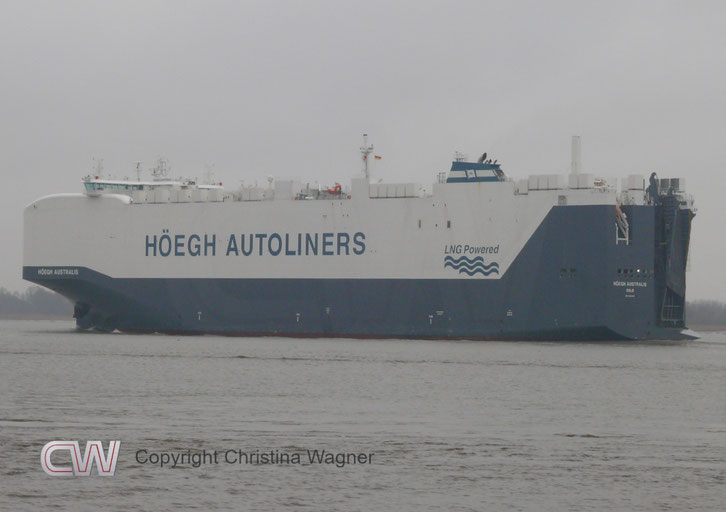 Neben der 375 t Heckrampe verfügt die HÖEGH AUSTRALIS an der Sterbordseite über eine 22 t Seitenrampe