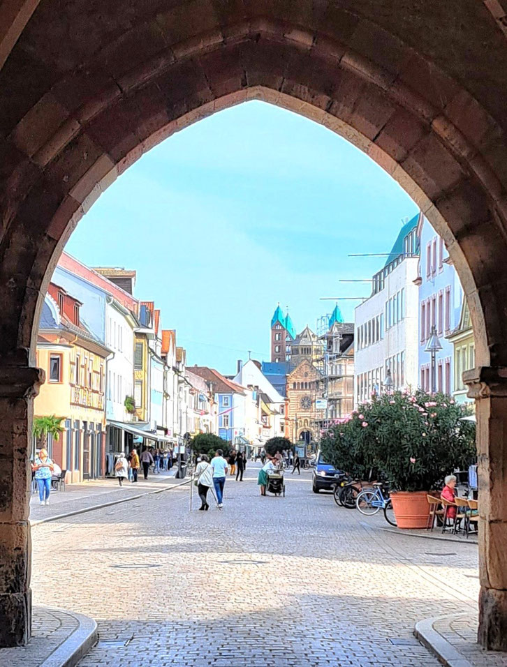 Blick durchs Tor auf die im Volksmund genannte "Hauptstraße", die Maximilianstraße, mit dem Dom im Hintergrund