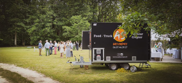 Camion As des Crêpes en plein service Loir-et-Cher