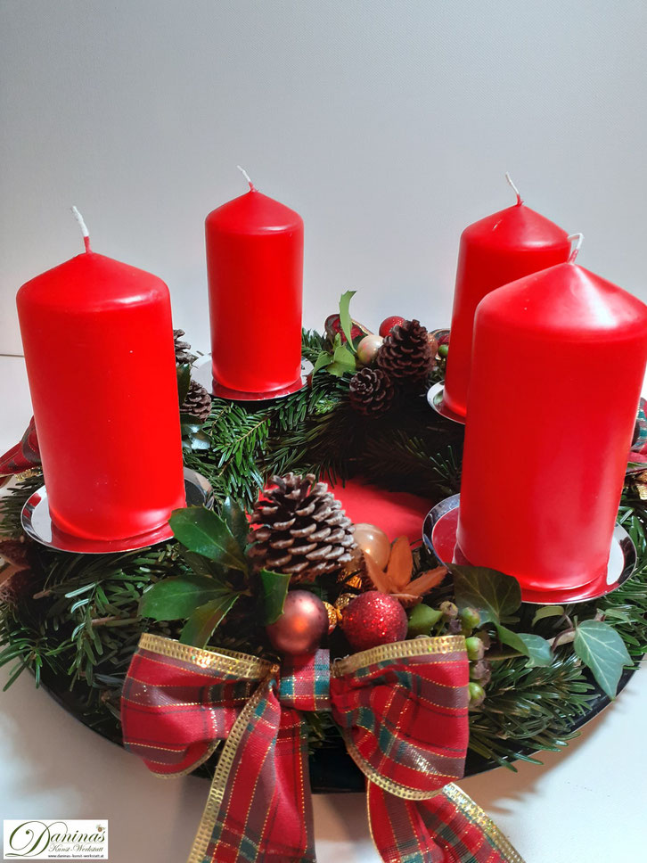 Adventskranz binden mit Tannenzweigen, Efeu, Ilex und Zapfen. Traditionell in Rot/Grün. DIY Anleitung by Daninas-Kunst-Werkstatt.at