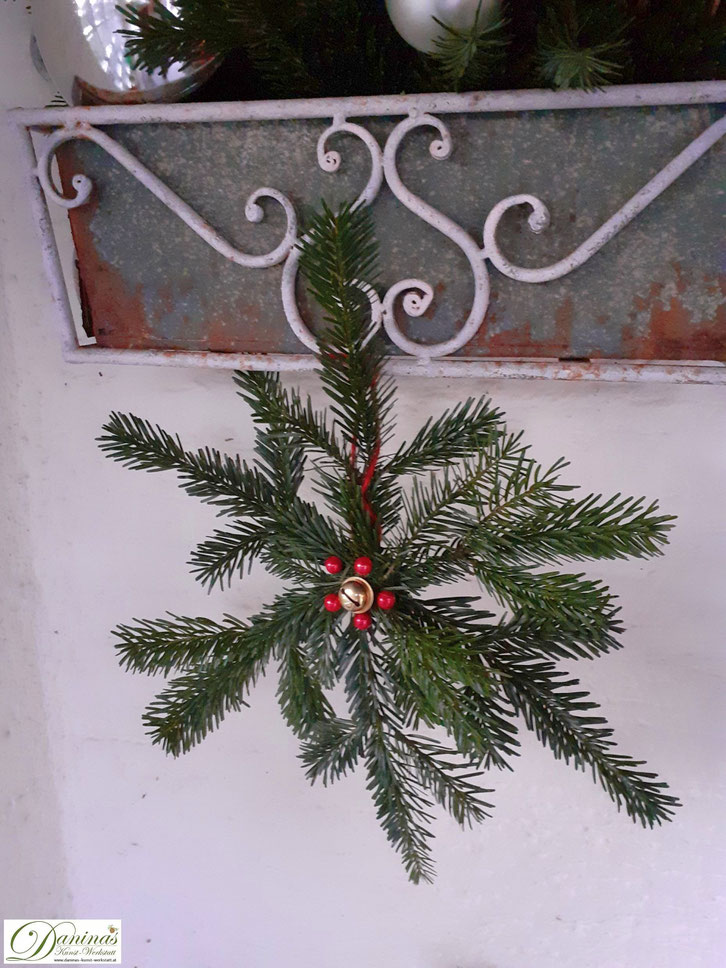 Weihnachtstern basteln mit Tannenzweigen - DIY Weihnachtsdeko Idee by Daninas-Kunst-Werkstatt.at