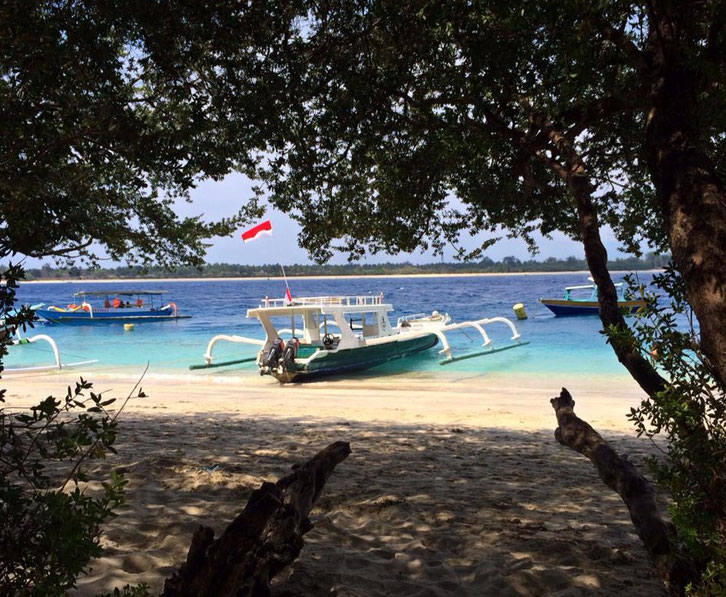 Plage pricipale de Gili T et en face Gili Meno