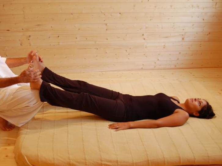 Image de <a href="https://fr.freepik.com/photos-gratuite/personne-menant-therapie-reiki_26387178.htm#query=reiki&position=1&from_view=keyword&track=sph&uuid=539f6e2a-1df6-4460-9815-431b630b81af">Freepik</a>