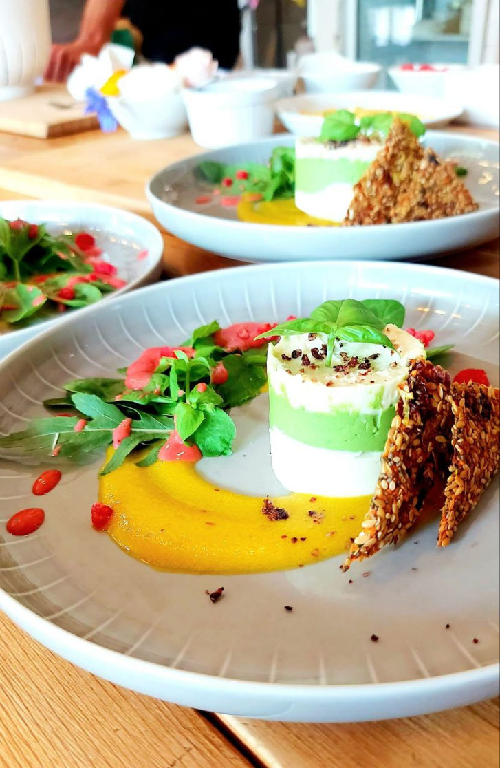 Macadamia, Spinat, rohvegan, gelbe Paprikasoße, Rucola, Sesamcräcker