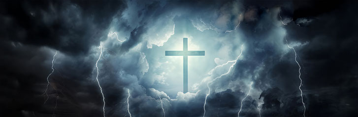 Ein Kreuz am Himmel in der Nacht. Wolken und Blitze sind zu sehen. Das Kommen und das Zeichen des Menschensohns. Die Wiederkunft Jesu Christi. "Nach der Drangsal jener Tage wird das Zeichen des Menschensohns am Himmel stehen". Matthäus 24,30