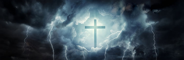 Ein Kreuz am Himmel in der Nacht. Wolken und Blitze sind zu sehen. Das Kommen und das Zeichen des Menschensohns. Die Wiederkunft Jesu Christi. "Nach der Drangsal jener Tage wird das Zeichen des Menschensohns am Himmel stehen". Matthäus 24,30 