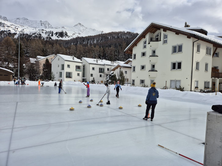 La scoula da Segl sül glatsch da curling. Grandius!