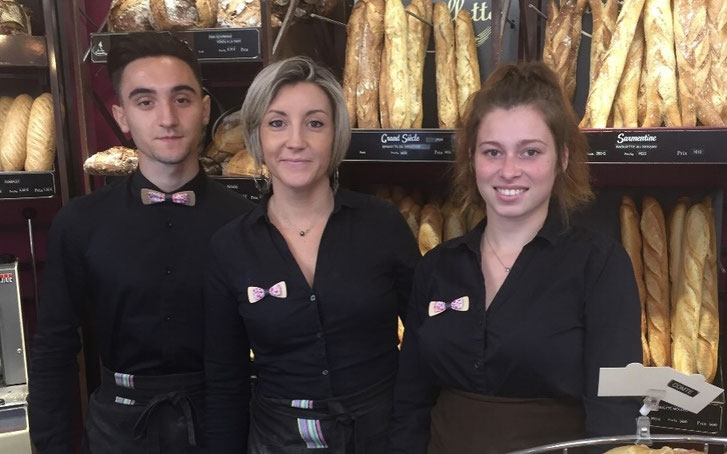 Toute l'équipe aux couleurs du magasin / L'Atelier des Gourmandises - 37510 Savonnières