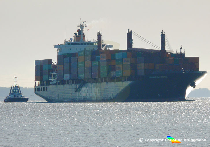 Containerschiff WASHINGTON EXPRESS mit Schlepper ZP BULLDOG