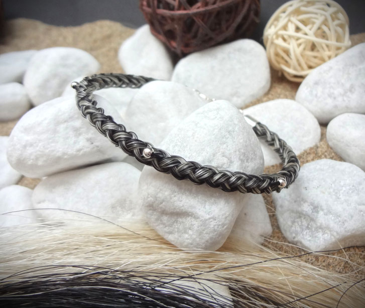 Armband aus Pferdehaar, dezente Perlen, Tierische Kunstwerke