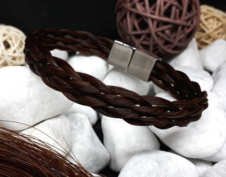 F6: Flach geflochtenes Pferdehaar-Armband aus 6 dicken braunen Strängen, mit flachem Edelstahl-Magnet-Schiebeverschluss - 39 €