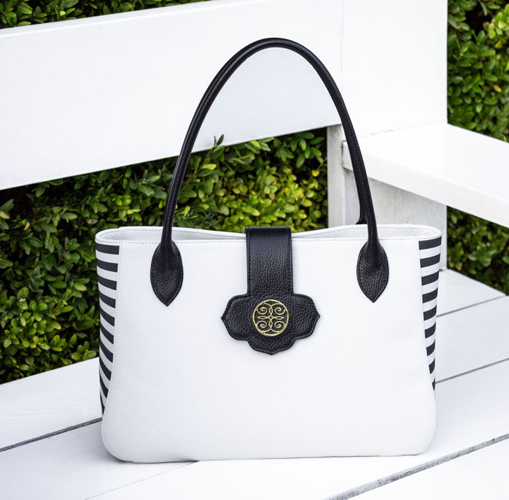 BORSA DI LUSSO IN PELLE DI TORO BIANCA. ALTA PELLETTERIA ARTIGIANALE MADE IN ITALY. ESTHER DALLA VALLE LUXURY ITALIAN HANDBAGS COLLECTION.