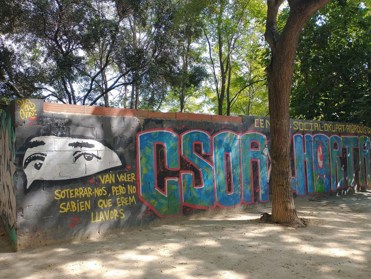 Centro Social Okupado Anarquista (CSOA) l’Horta del barrio de Benimaclet, en Valencia. Estos desalojos suelen generar protestas y concentraciones vecinales o de colectivos que defienden la protección de estas construcciones tradicionales. 