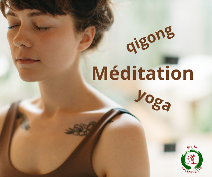 Jeune femme tatouée pratiquant la méditation, les yeux fermés, le visage serein.