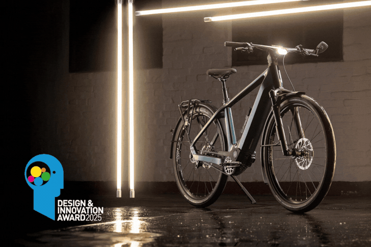 Edles Pendlerbike und sportliches Light EMTB – FLYER Upstreet TR:CF und Uproc SL:X gewinnen Design & Innovation Award 2025