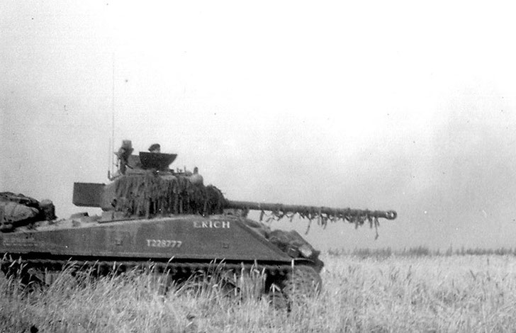 Le caisson blindé abritant la radio à l'arrière de la tourelle compense la longue volée du canon  du Firefly
